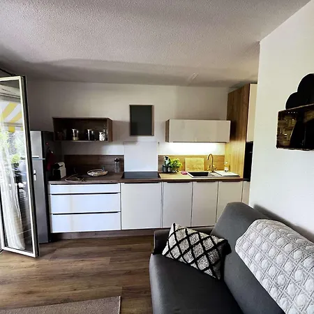 T2 Avec Jardinet, Piscine, Tennis, Parking Prive, A 1 Km De La - Fr-1-702-68 Apartament