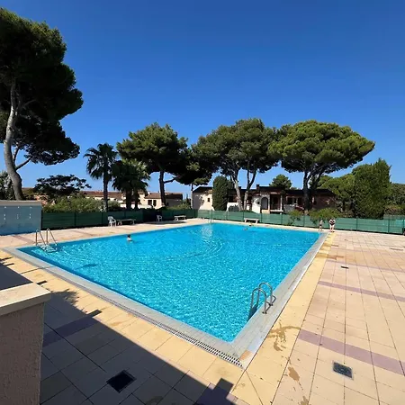 Apartament T2 Avec Jardinet, Piscine, Tennis, Parking Prive, A 1 Km De La - Fr-1-702-68